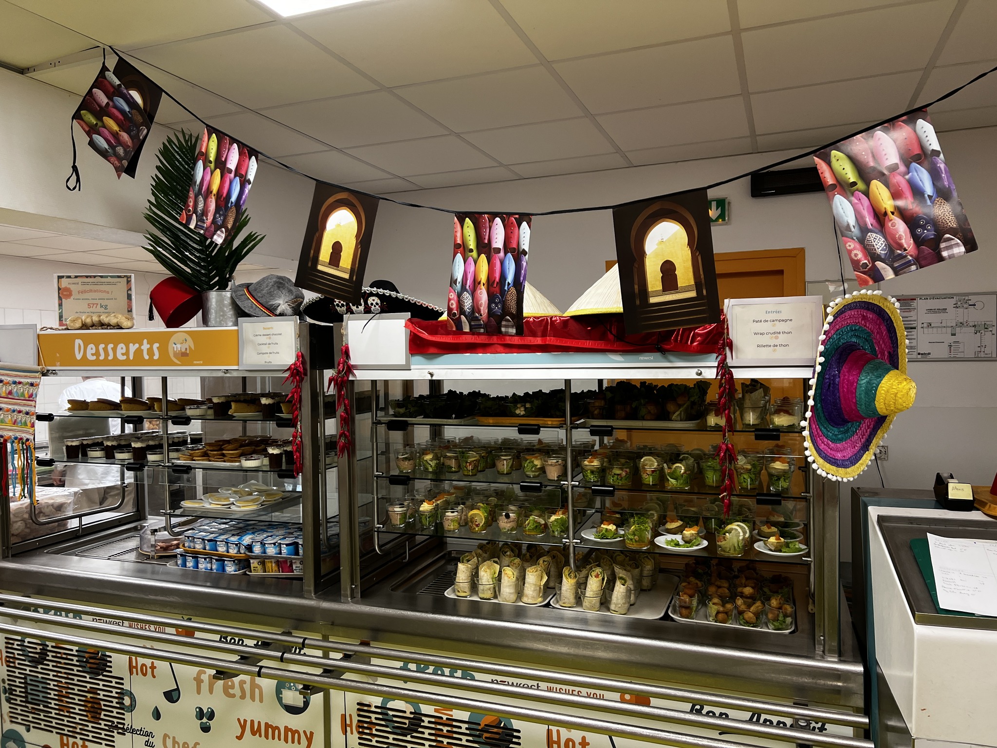Buffet et desserts du self